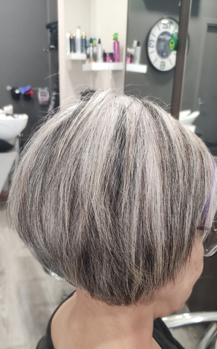 Mechas negras sobre fondo blanco y corte